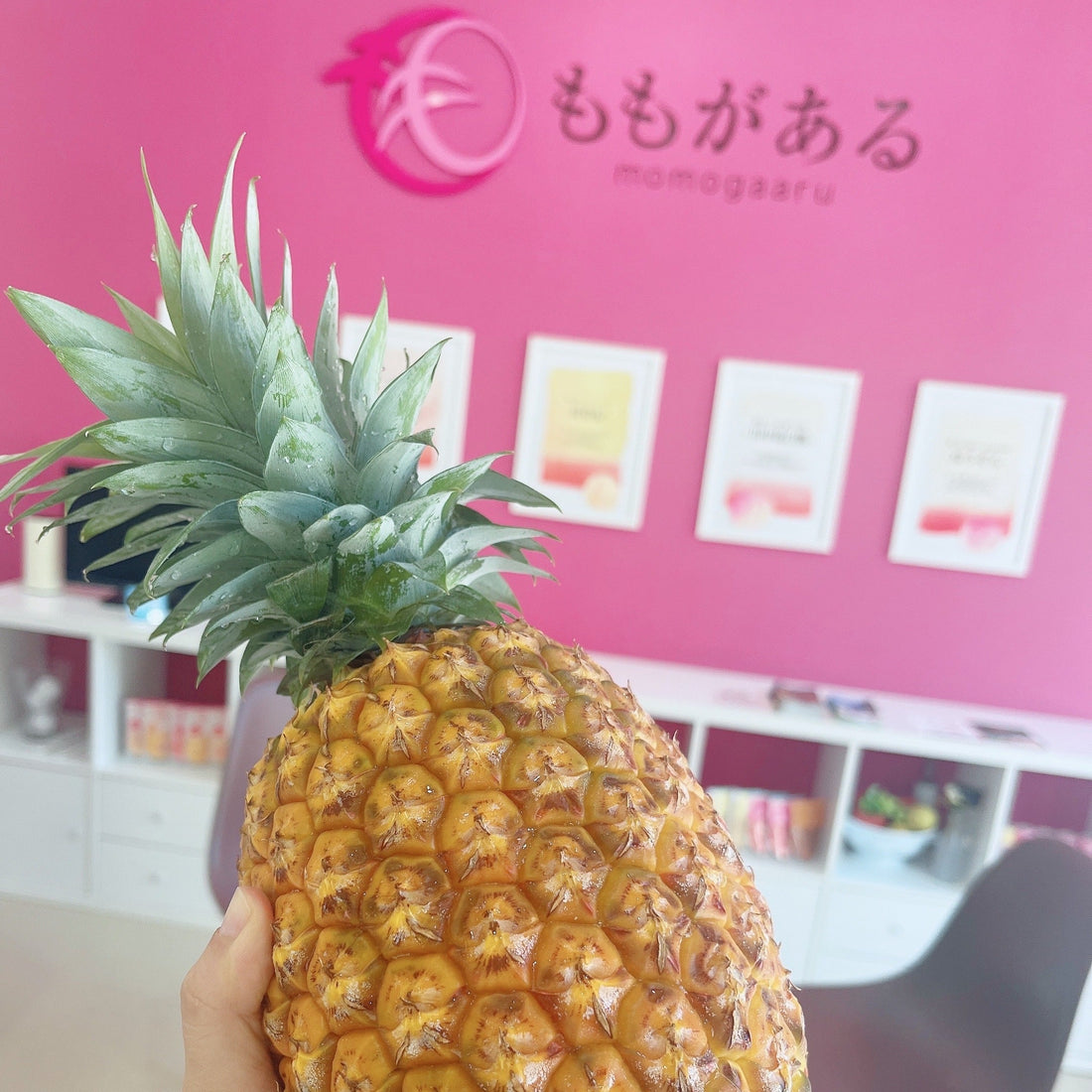 福島の桃を贈ったら、沖縄から極上のパインが届きました